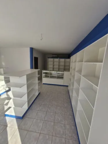 Balcão de atendimento e prateleiras de Drogaria 