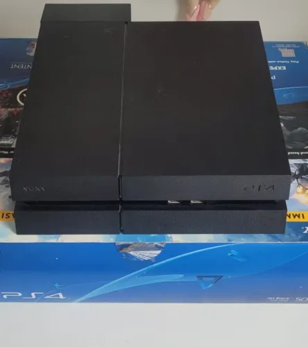 Playstation 4 500GB + 2 controles + 6 Jogos