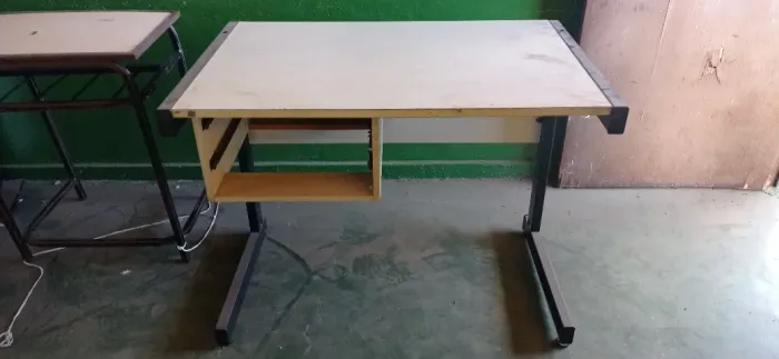 Mesa branca 95 X 60 X 75 alt. *(OBS:. não tem as gavetas)