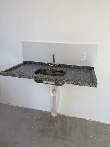 Pia de cozinha com bancada de granito