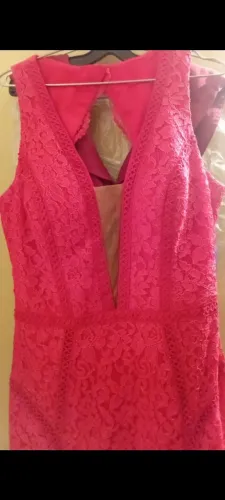 Vestido em renda, com detalhe transparente no decote