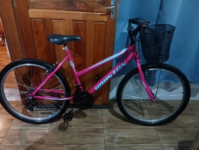 Bicicleta aro 26 seminova com cestinha