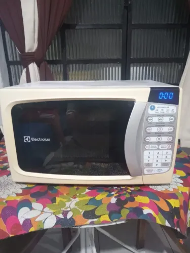 Microondas Eletrolux de 20 litros de 110,V