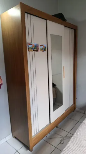 Guarda-roupa casal 3 portas de correr com espelho - Excelente estado.
