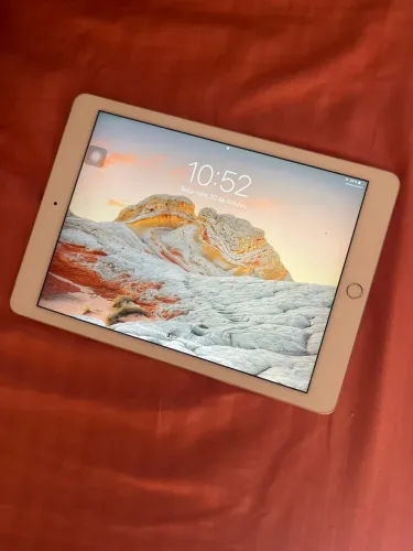 iPad / Apple / tablet