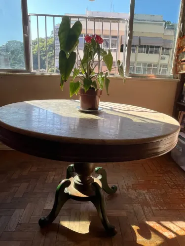 Mesa de madeira com tampo de mármore 