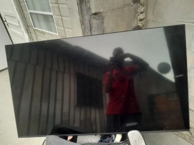 Tv tela quebrada mais novinha para retirada de peças