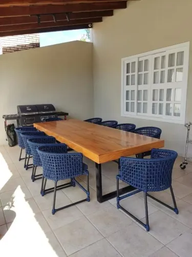 Mesa maravilhosa de madeira de lei