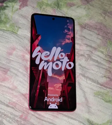 Vendo moto g84 5g. Em perfeito estado, funcionando tudo certinho, tem um trincadinho. 850