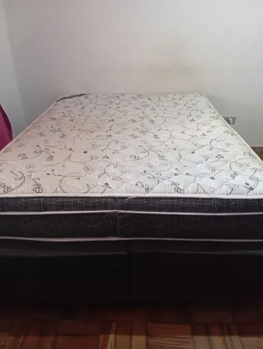 Cama colchão box e estante aparador