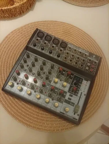 Mesa de som BERINGUER