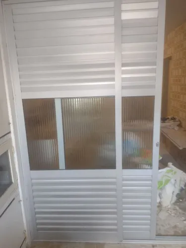 Porta de alumínio retirada no bairro da torre