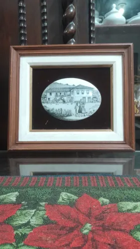 Antigo quadro com placa de porcelana