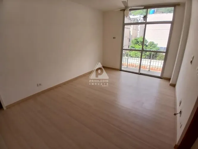 Conforto e Lazer no Riachuelo: Apartamento Reformado com Varanda e Vista Livre!