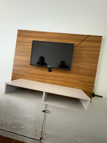 Painel para TV com Rack Suspenso - Amadeirado e Branco