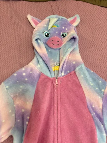 Fantasia infantil de pelúcia de unicórnio.
