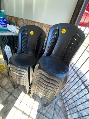 Mesa e cadeira de plástico reforçado preto