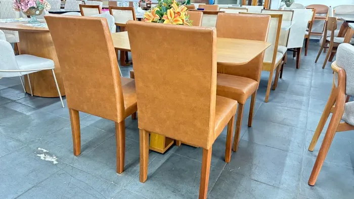 Mesa completa com a cadeira de madeira