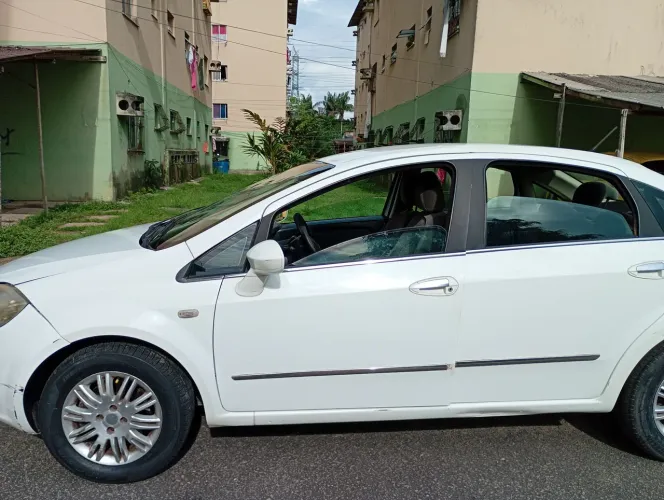 Fiat Linea Essence 1.8 Flex 16V 4P 2012