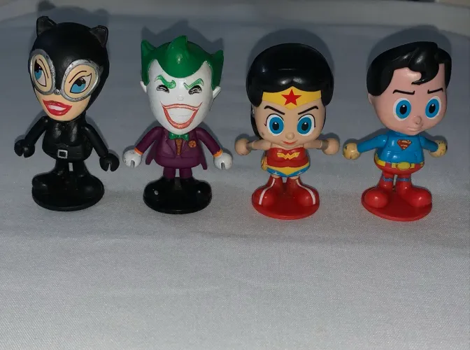 4 miniaturas dc comics coleção bob?s mulher gato joker Superman e mulher maravilha 