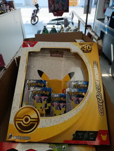 Box Pokémon 30 anos com fichário