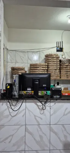 Pizzaria Forno, jogo de mesas, computador, mesas para abrir massas.