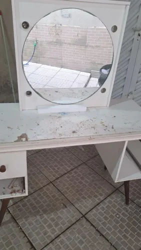 Penteadaeira, baratinha, precisa de reforma.