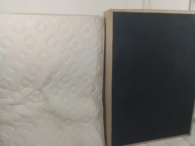 Vendo cama box de casal, com colchão de molas ensacadas.
