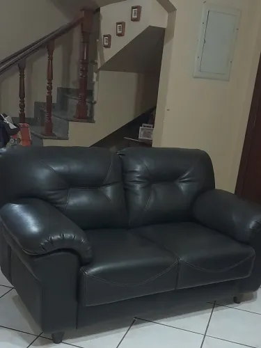   Sofá Couro Legítimo 2 Lugares - NÃO GRUDA PELO | Ideal para Pet | Fácil de Limpar