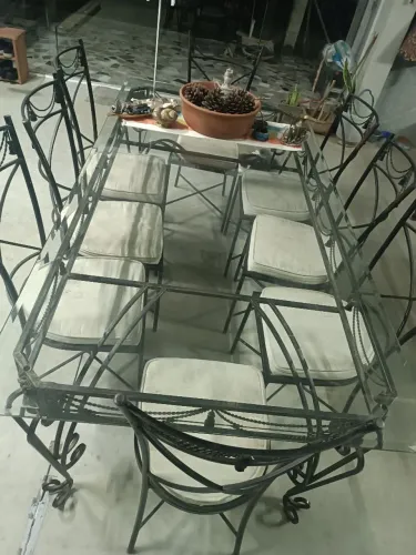 Conjunto mesa com 8 cadeiras em ferro trabalhado tampo de vidro
