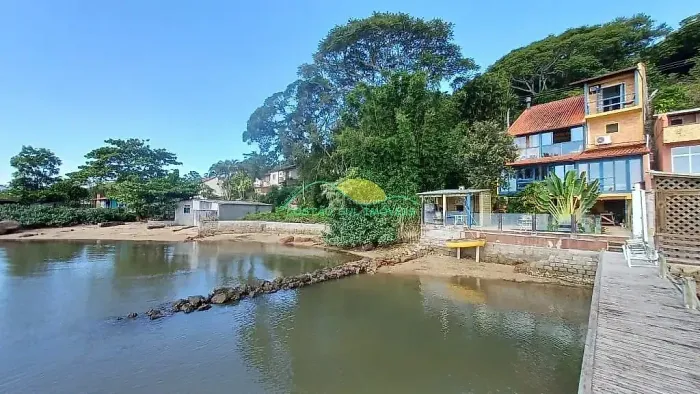 Casa de alvenaria "pé-na-areia" com 4 quartos, sendo 1 suíte, com Trapiche no Ribeirão da 
