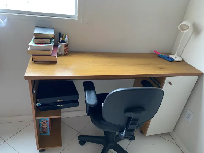Mesa de estudos com cadeira