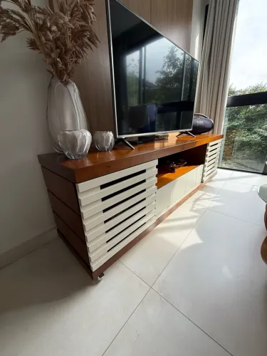Rack Rack para Sala Sofisticado - Madeira Imbuia Mel com Detalhes Brancos