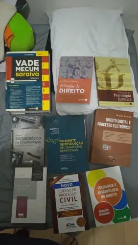 LOTE COM 9 LIVROS - DIREITO