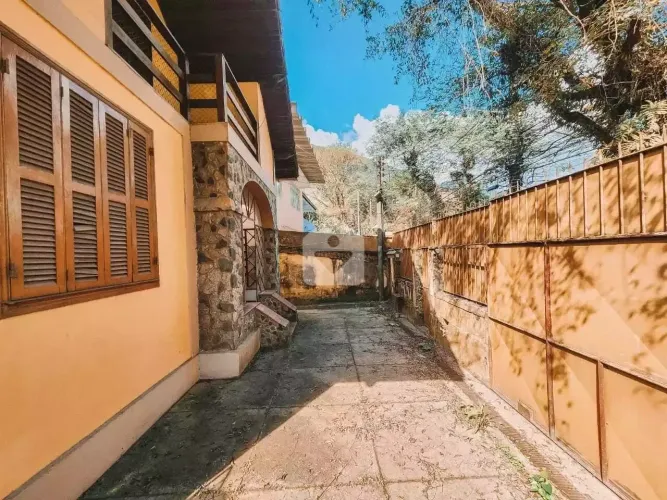 Casa para venda com 5 quartos, 180m² - Alto da Serra - Petrópolis/RJ