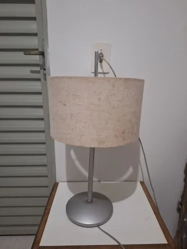 Abajur de Mesa com Cúpula no design Tecido