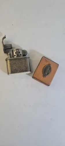 Isqueiro Ronson Antigo de Bolso em Couro - Funcionando / Com FaíscaDescrição:Aproveite est