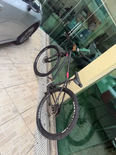 Bicicleta com amortecedor dianteiro e freio a disco