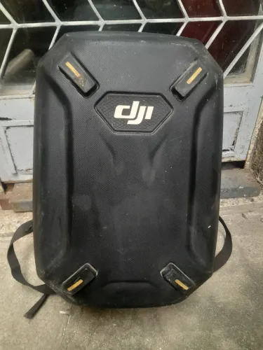 Mochila DJI para drones. Acompanha acessórios.