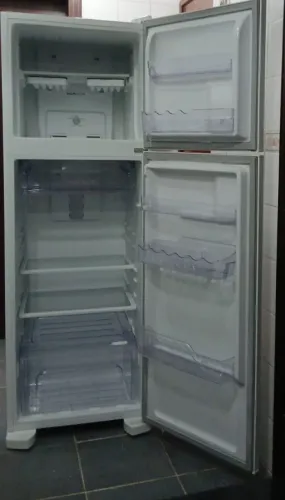 Geladeira Eletrolux 2 portas frost free 371l, linda! excelente estado, únido dono.