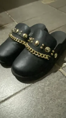 Chinelo Slide Preto com Tachas Douradas Feminino