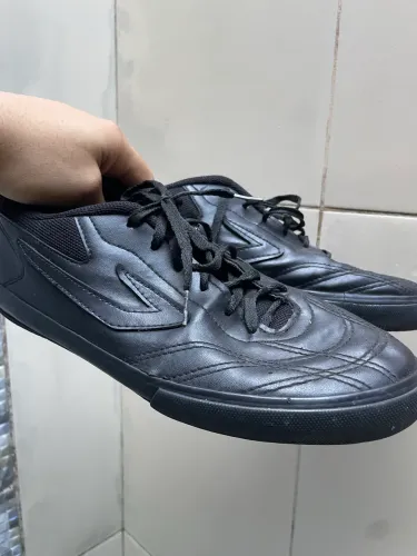 Tênis preto esportivo 