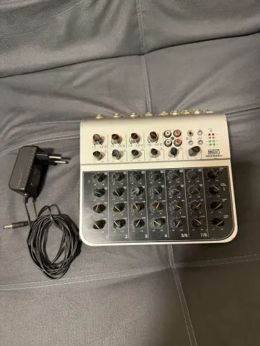 Mixer boxx 04au com 8 canais e entrada USB