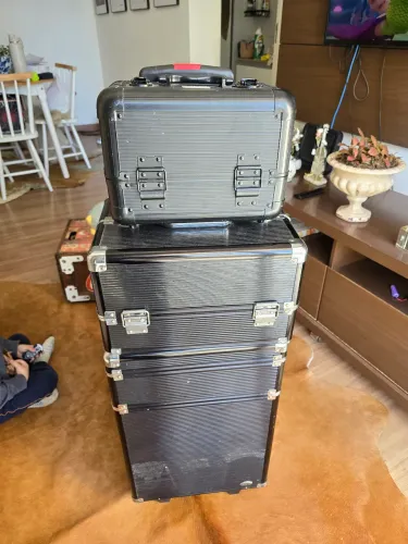 Maleta de maquiagem 4 compartimentos contem 1 g completa novinha, aproveite