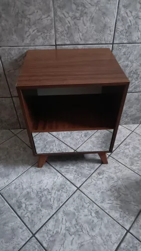 Mesa de cabeceira com gaveta espelhada