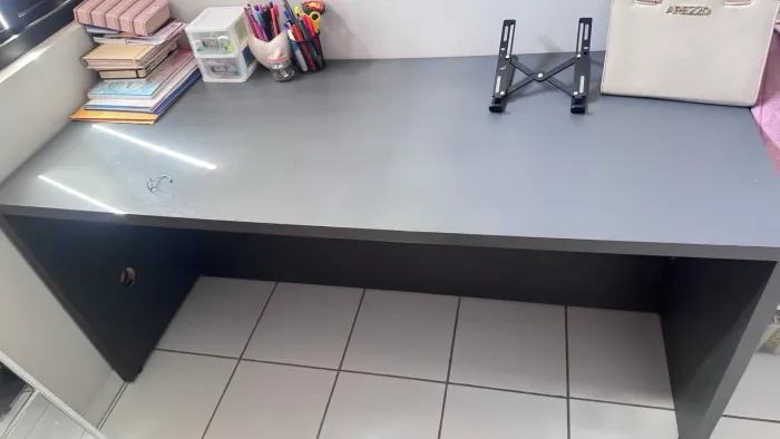 Mesa escrivaninha de escritório com gaveteiro 100% MDF