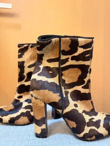 bota schutz onça