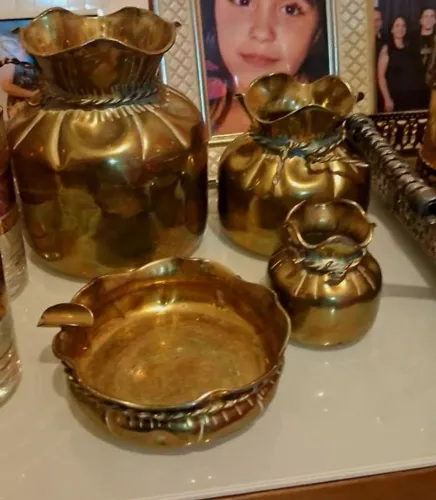 vasos decorativos ou cachepots feitos de latão dourado,