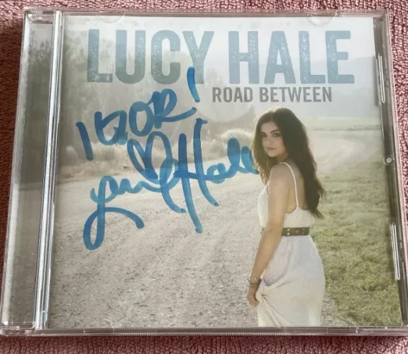 CD Lucy Hale - Road Between (Autografado) [Pretty Little Liars]