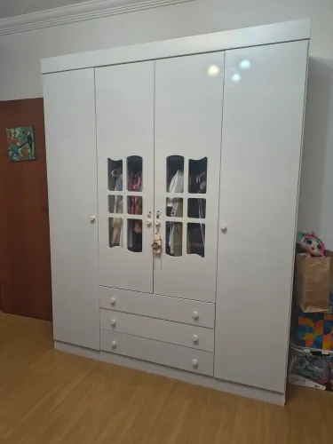 Guarda-roupa cômoda e a cama solteiro e colchão